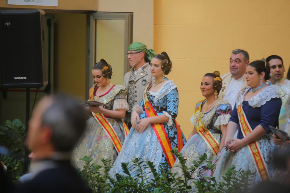 Intercambio de fotos con la fallera mayor e imposición de bunyols d'or