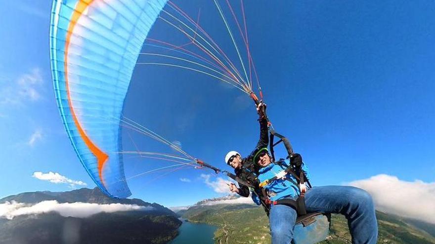 Las vuelos en parapente para Acción Pirineos han contado con cinco pilotos y entre 15 y 20 vuelos durante semanas muy concentradas en el valle de Tena.