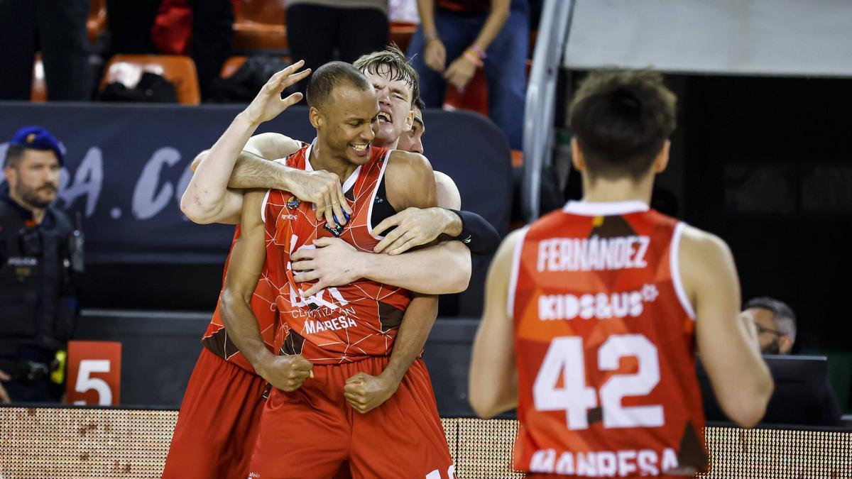 Louis Olinde, abraçat després de la seva cistella decisiva contra el Neptunas