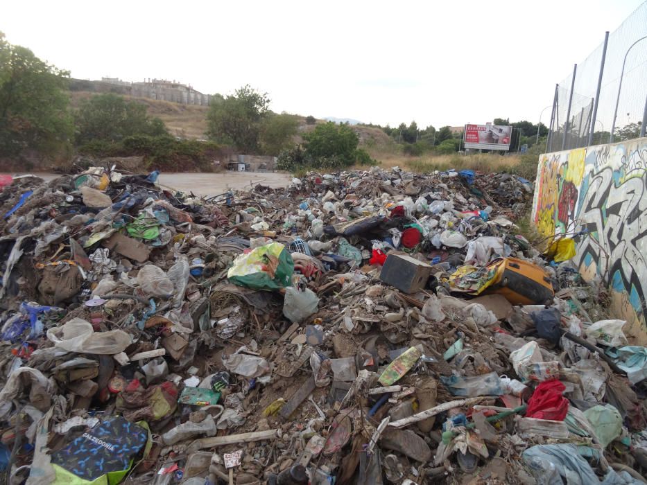 Sacan una montaña de basura del torrente de sa Riera