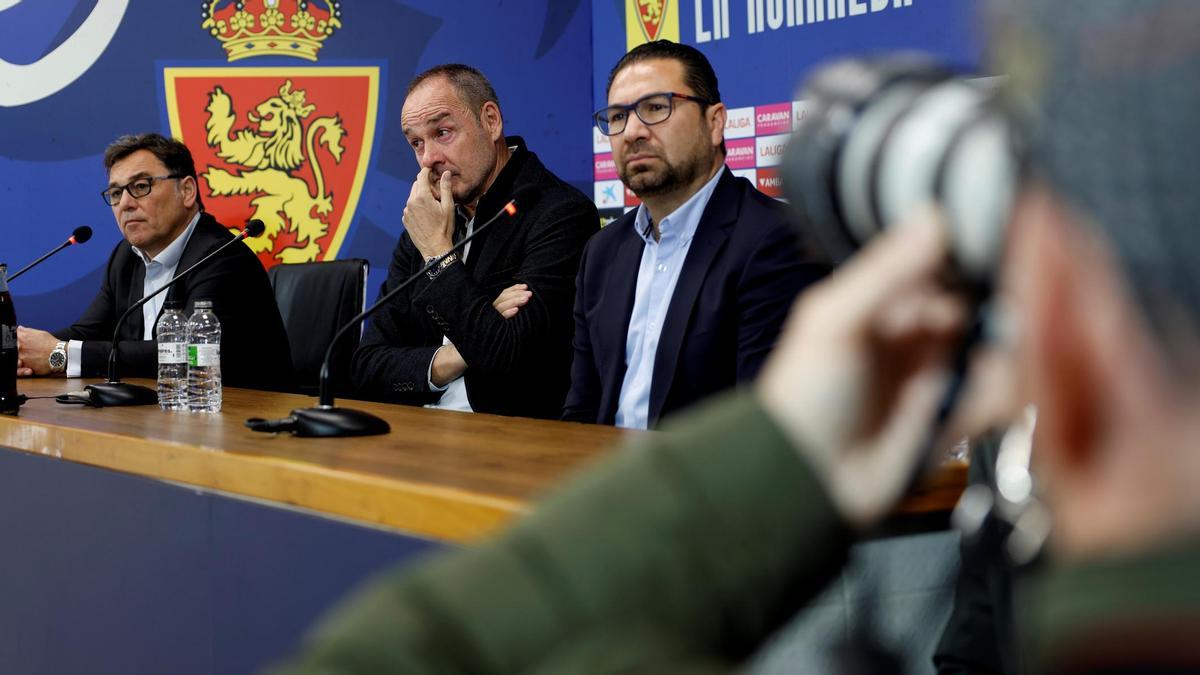 Raúl Sanllehí, Víctor Fernández y Juan Carlos Cordero, en la presentación del entrenador.