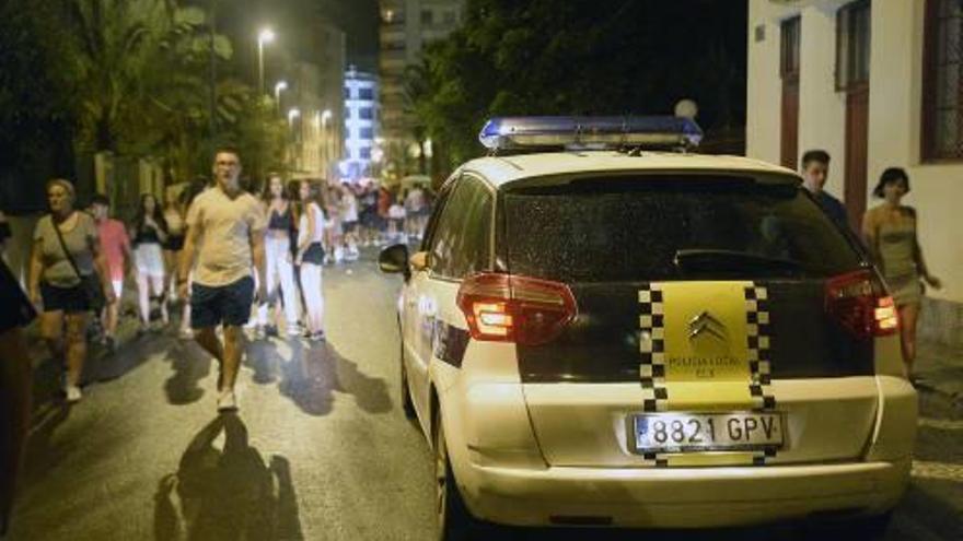 Un coche de la Policía Local de Elche vigila una de las zonas de botellón de la ciudad.