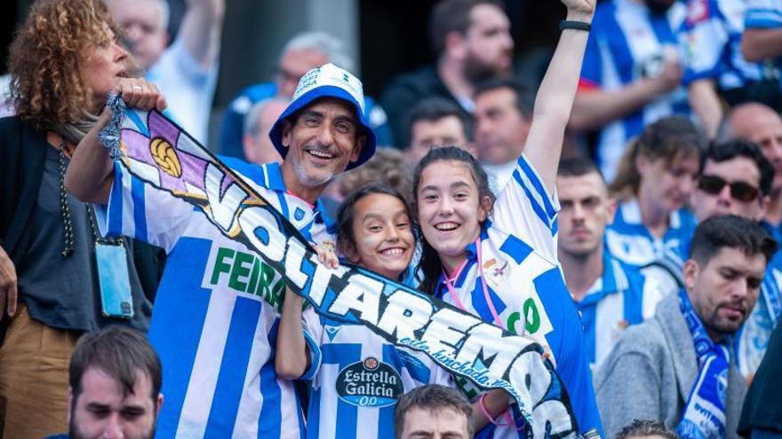 Tres deportivistas posan con sus bufandas.