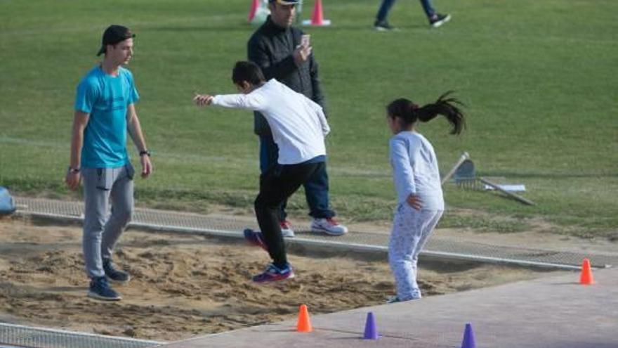 Un millar de alumnos de la Zona Norte practican atletismo por primera vez