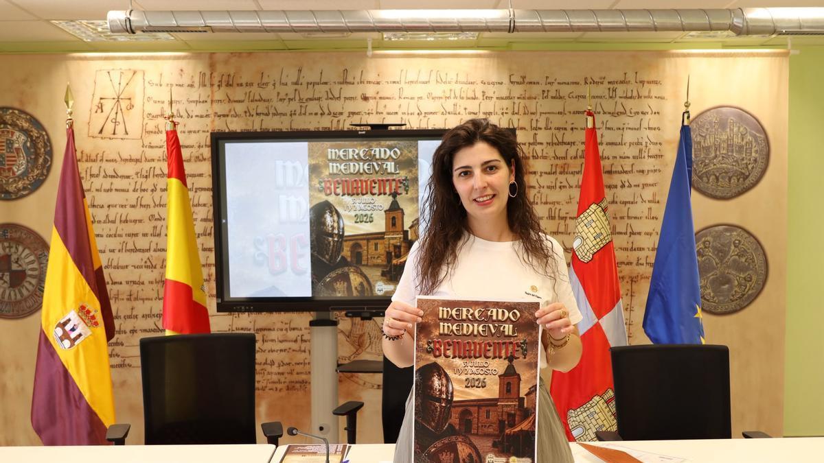 La concejala de Cultura, Mercedes Benítez, mostrando el cartel del Mercado Medieval.