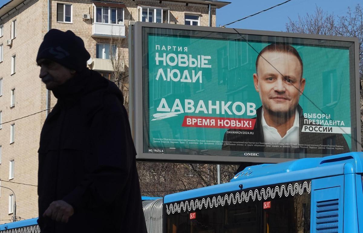 Un cartel del candidato de Gente Nueva, Vladislav Davankov, en Moscú.
