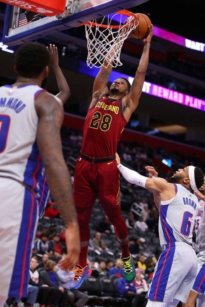 Alfonzo McKinnie de los Cleveland Cavaliers encesta contra los Detroit Pistons durante el partido disputado en el Little Caesars Arena en Detroir, Michigan,