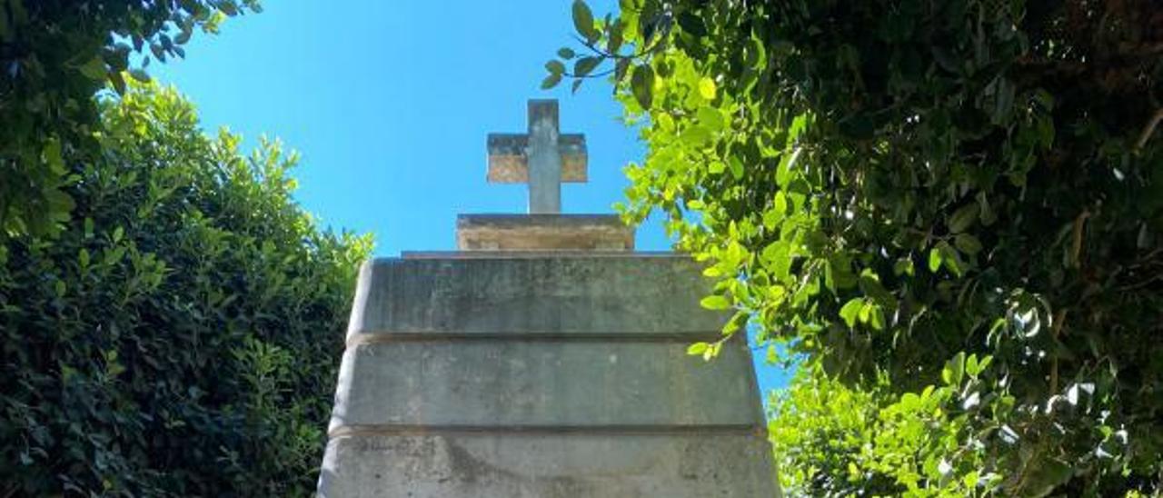 Monumento «a los caídos» en la plaza del Progreso, en Benifaió.  | LEVANTE-EMV