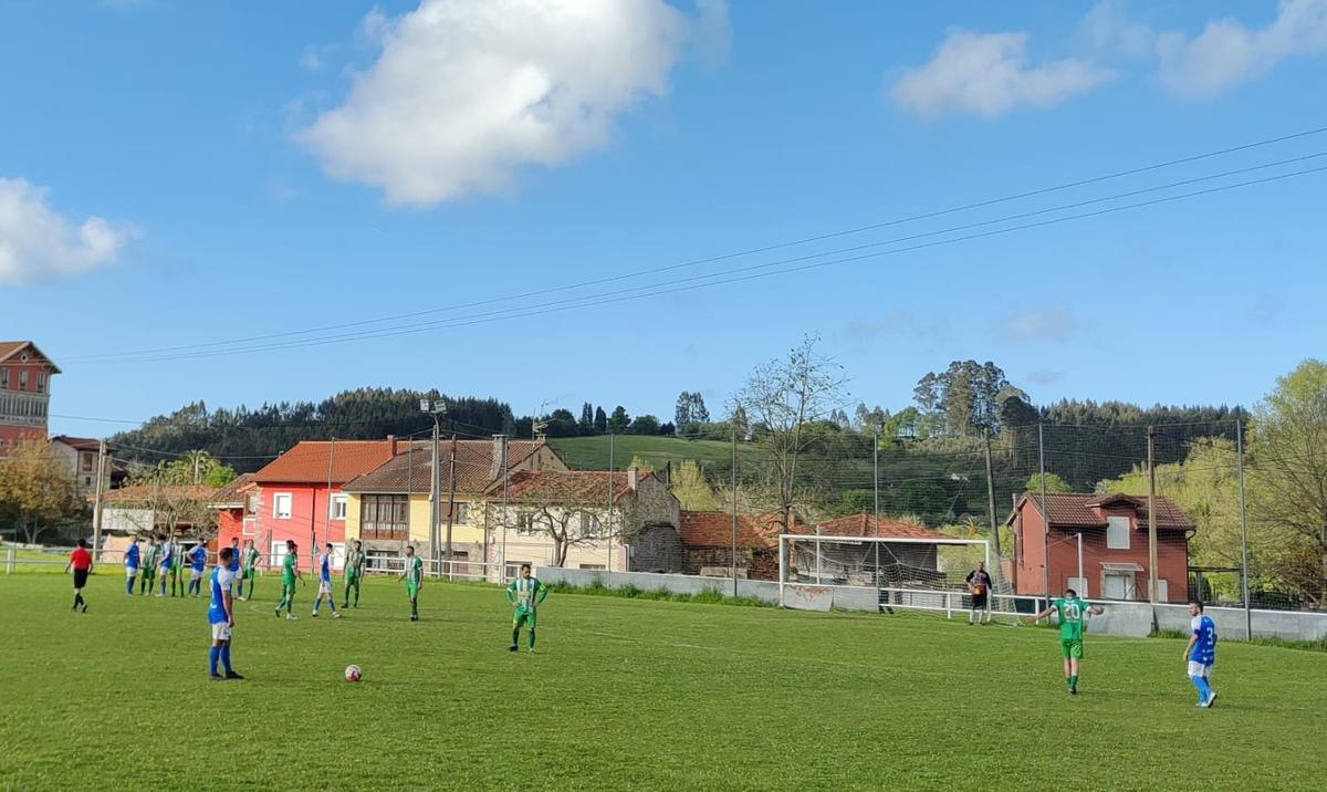 Un momento del partido entre el Pillarno y Cornellana.