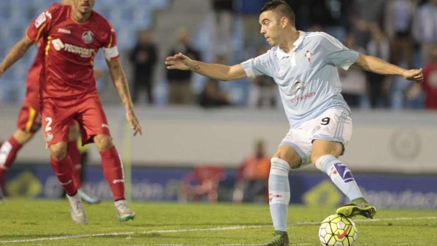 Iago Aspas recorta ante Alexis. // José Lores