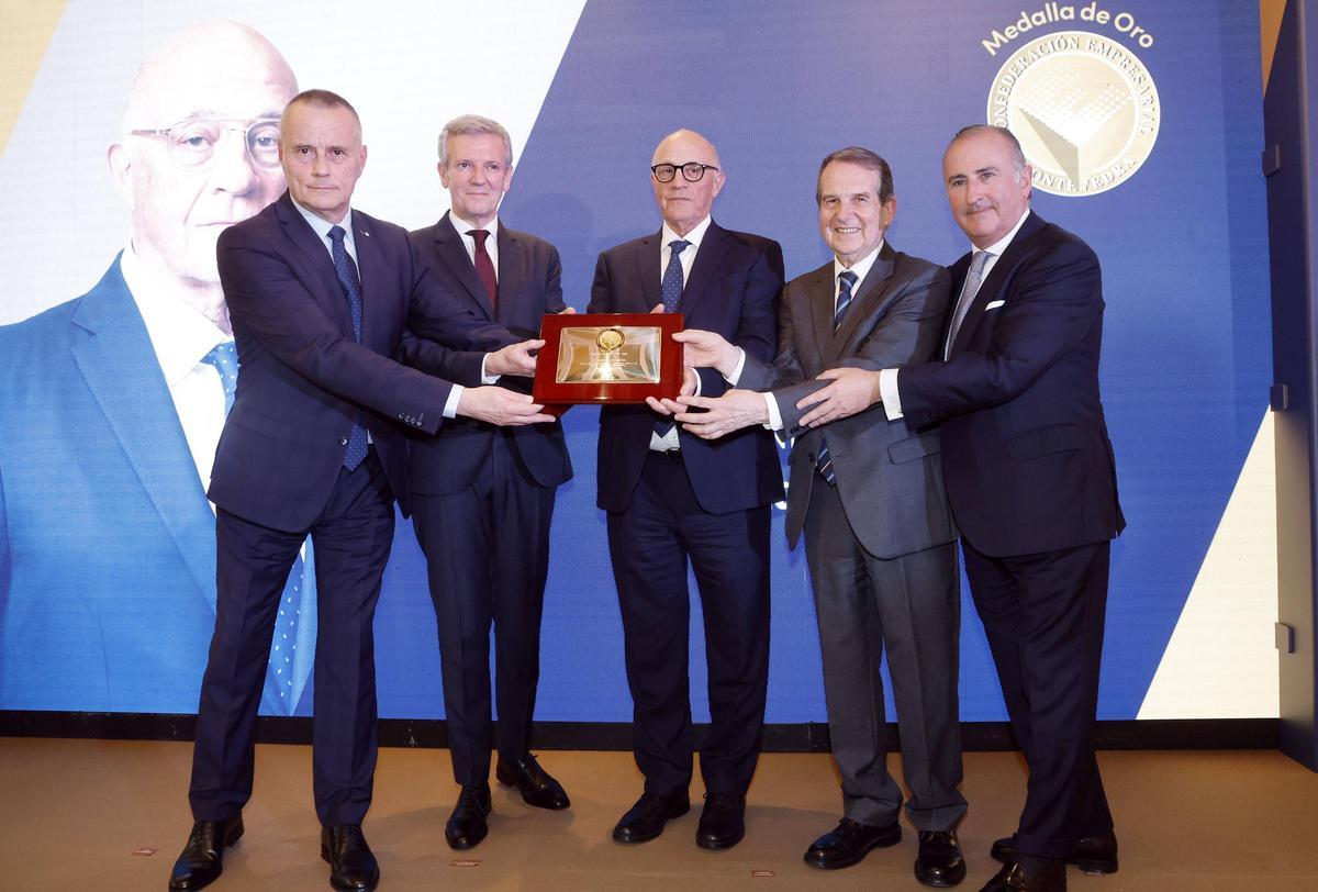 Acto de entrega de la Medalla de Oro de la CEP a Josep Oliu.