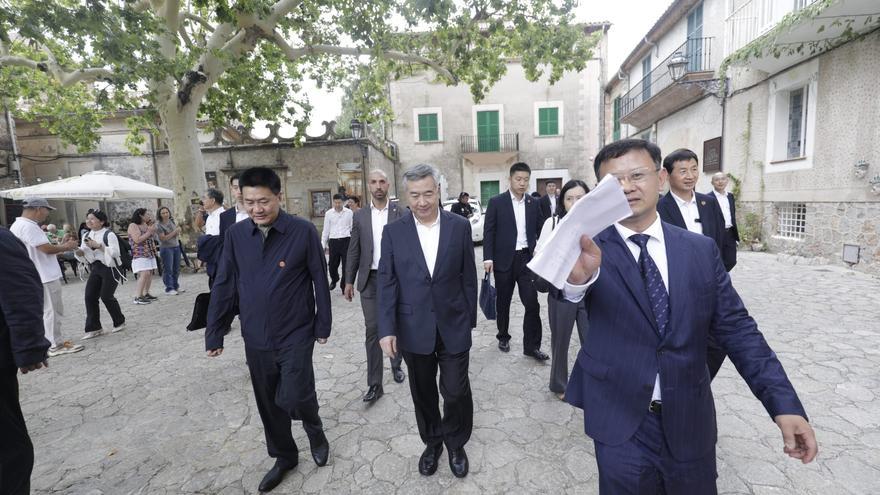 Li Xi, alto cargo del Partido Comunista de China, en Valldemossa y en el Castell de Bellver