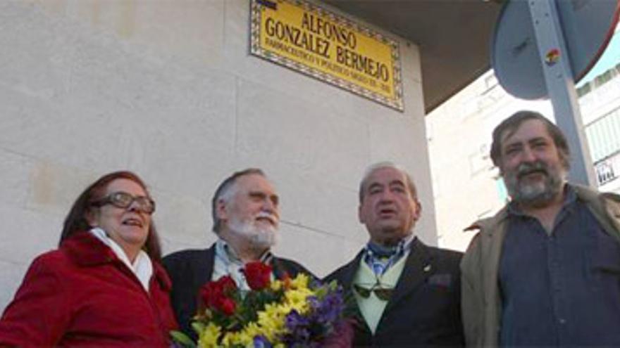 Alfonso González Bermejo recibe el homenaje de IU y de otros amigos