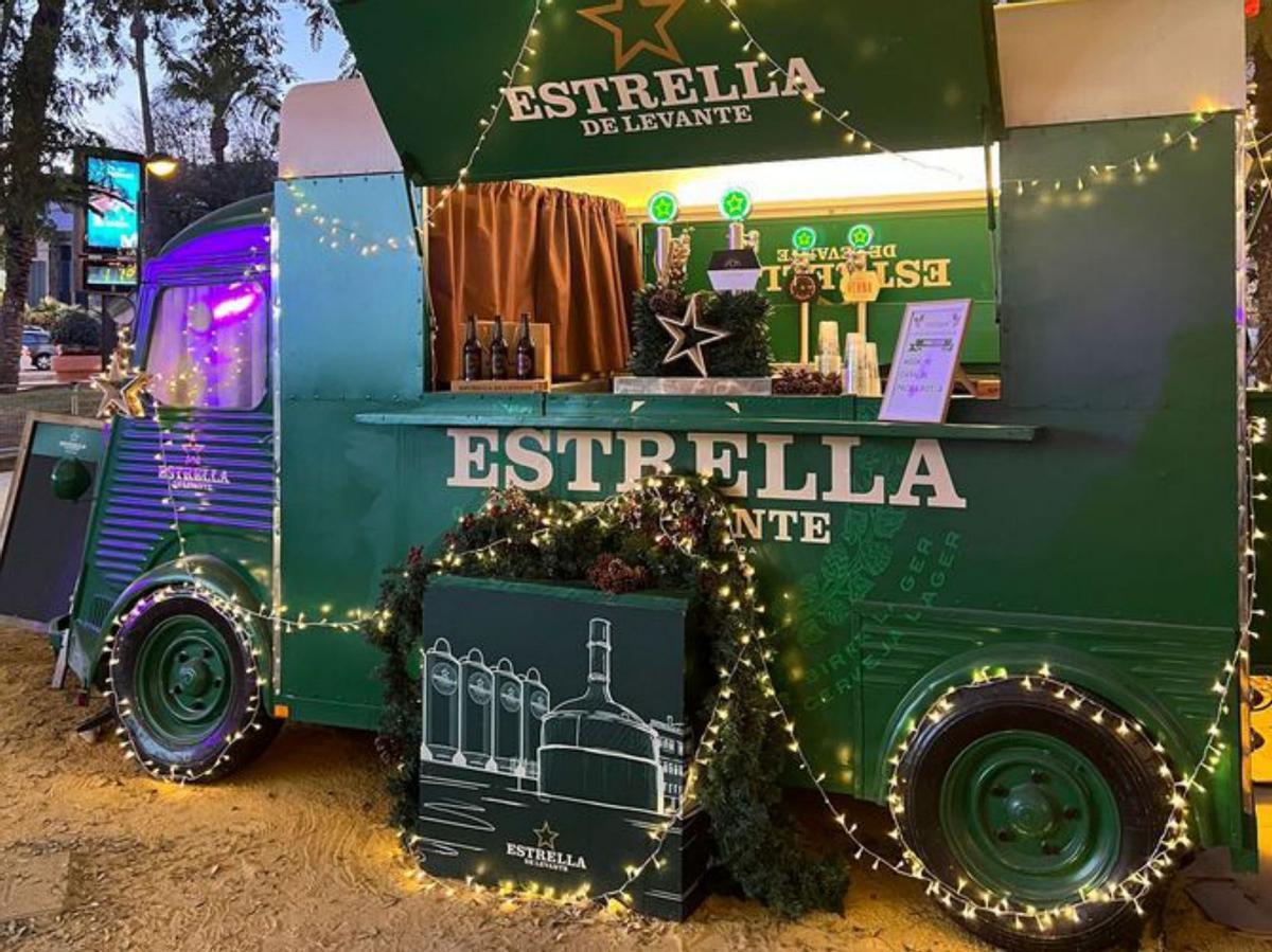Los mercadillos de Murcia venden  la ‘Cerveza de Navidad’ de Estrella de Levante a favor del Banco de Alimentos
