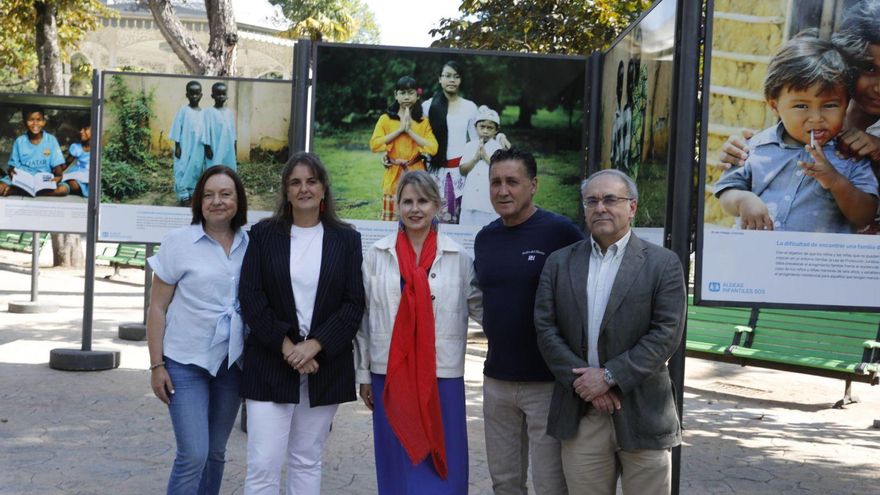 Por la izquierda, María José González, directora del centro de día de Aldeas Infantiles; María Velasco, Mónica Revilla, Carlos Muñoz y Miguel Sanz, responsable del área social del Real Oviedo. | FERNANDO RODRÍGUEZ