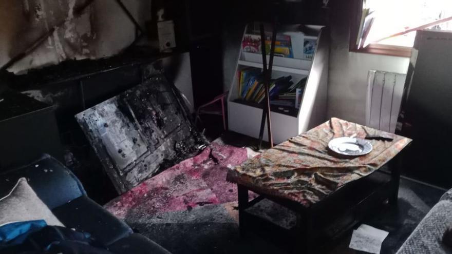 El fuego daña parte de una vivienda en Priegue