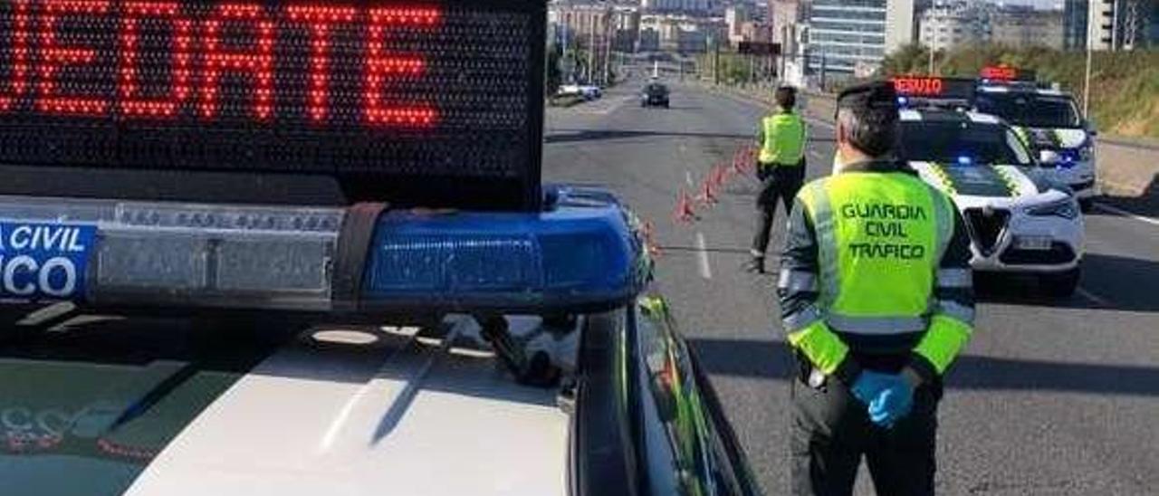 Un control de tráfico de la Guardia Civil. // FdV