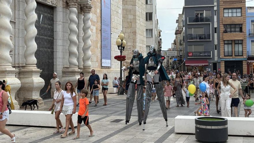 Animación por las calles en la fiesta del comercio de Benicarló