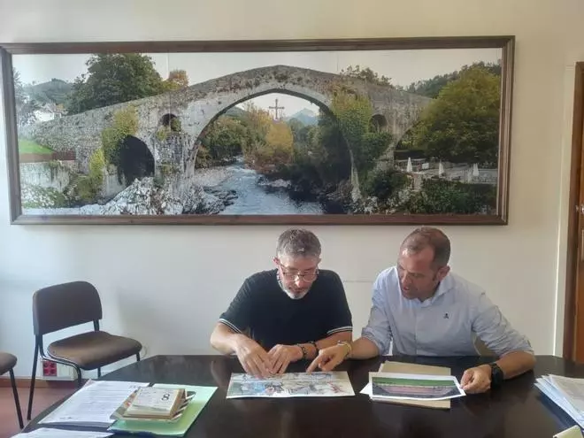Arte local para renovar la fachada deportiva de Contranquil, en Cangas de Onís