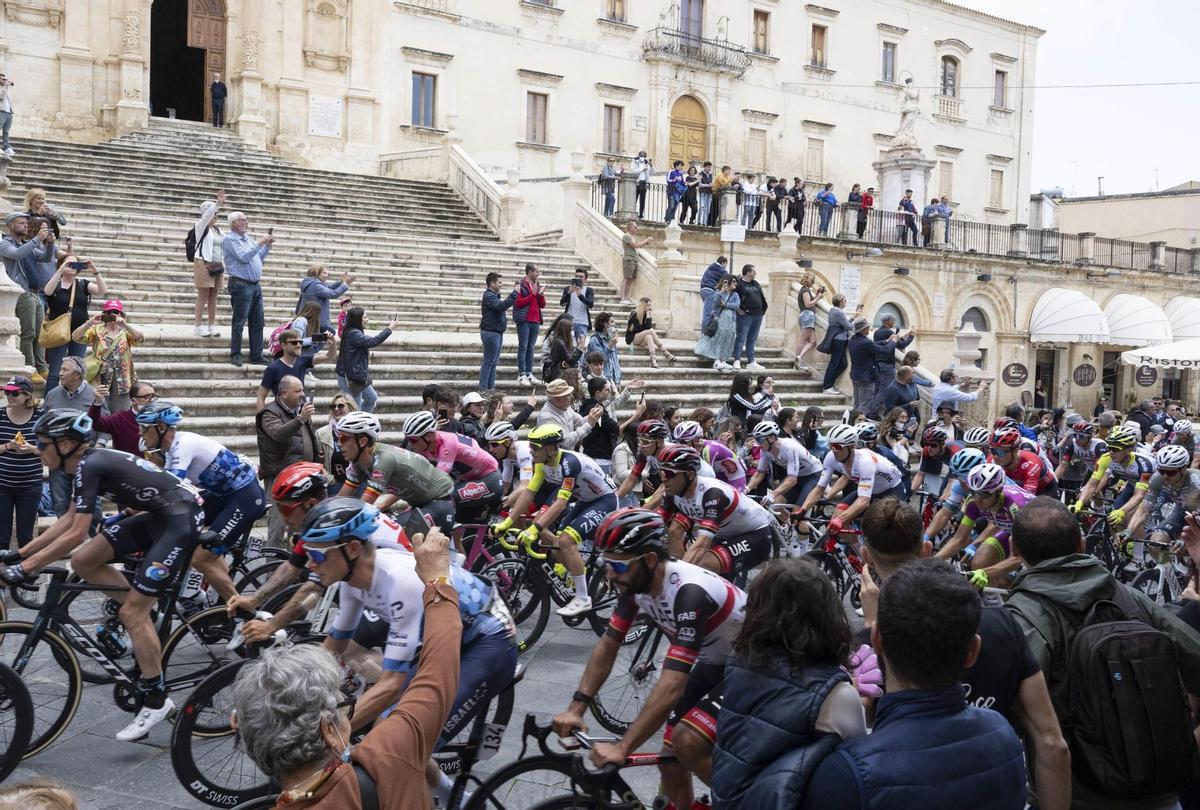 Avola (Italy), 10/05/2022.- The pack of rider in action during the start of the fourth stage of the 105th Giro d’Italia cycling tour, a race over of 172 km from Avola to Etna-Nicolosi, Italy, 10 May 2022. (Ciclismo, Italia) EFE/EPA/MAURIZIO BRAMBATTI