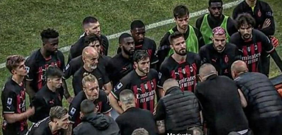 Los jugadores y el entrenador del Milan escuchan a los ultras