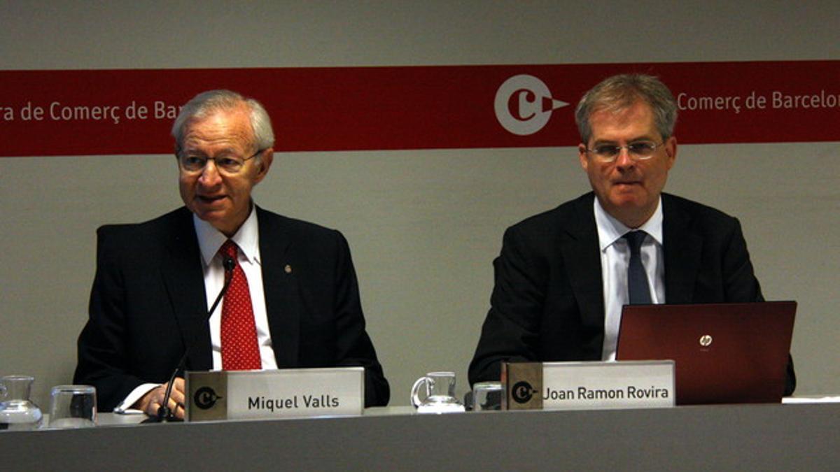 El presidente de la Cambra de Comerç, Miquel Valls (izquierda), y el jefe de Estudios Económicos, Joan Ramon Rovira, este miércoles.