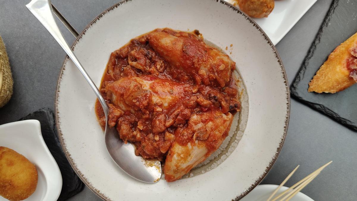 Los calamares rellenos, un guiso de campeonato en el Bar La Unió