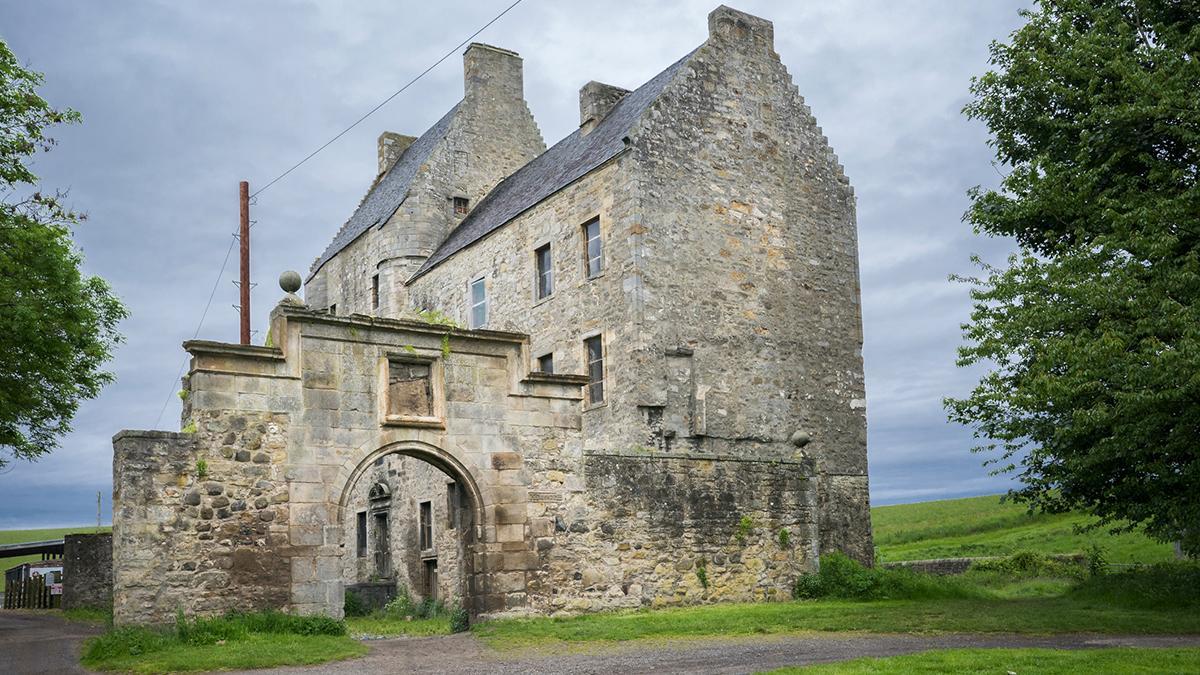 Midhope Castle, en Escocia, es Lallybroch para los fans de Outlander, la casa de Jamie Fraser y una de las paradas más buscadas de la ruta por las Highlands.