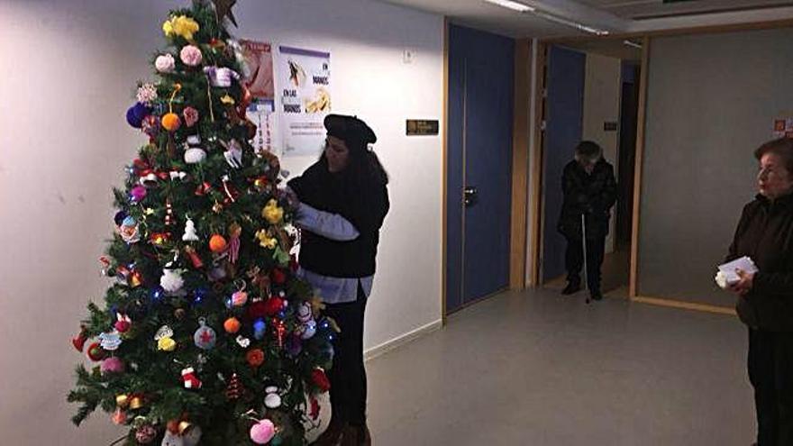 La residencia de Villar del Buey dona un árbol navideño al Centro de Salud de Bermillo