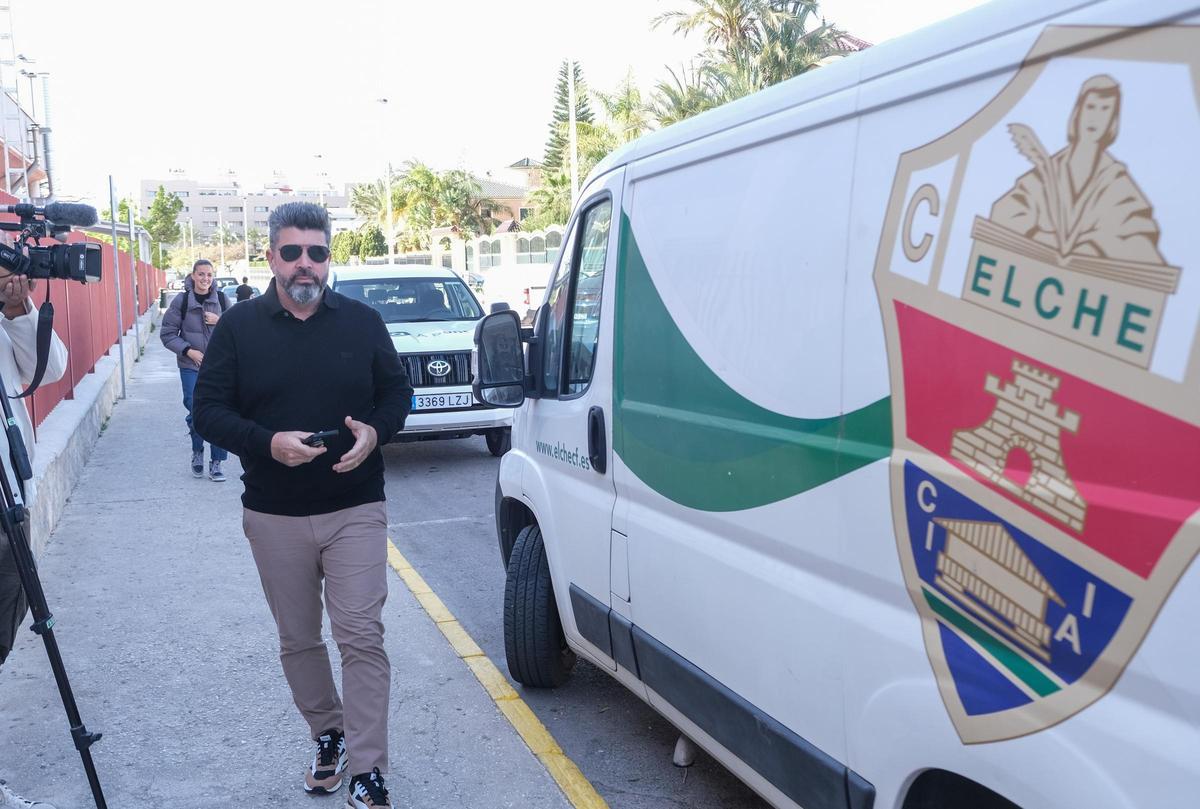 El propietario del Elche, Christian Bragarnik, llegando al campo Díez Iborra, para presenciar un entrenamiento