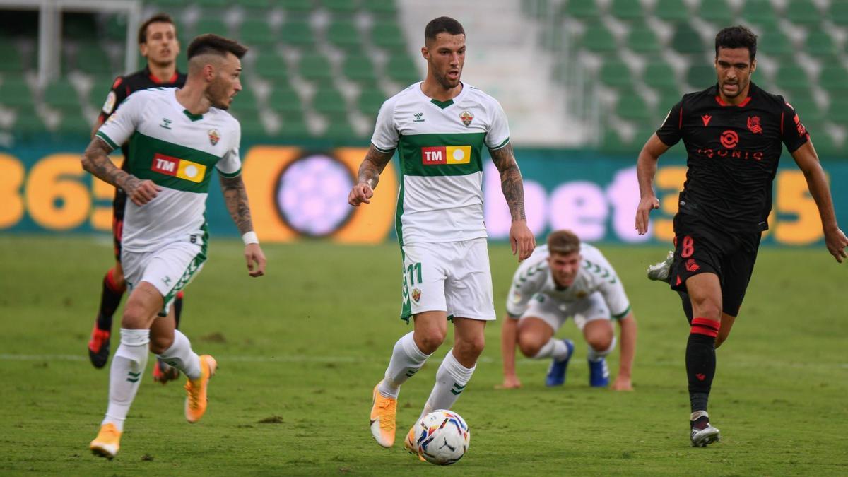 El franjiverde Tete Morente conduce el balón el sábado junto a Josan y perseguido por Merino.