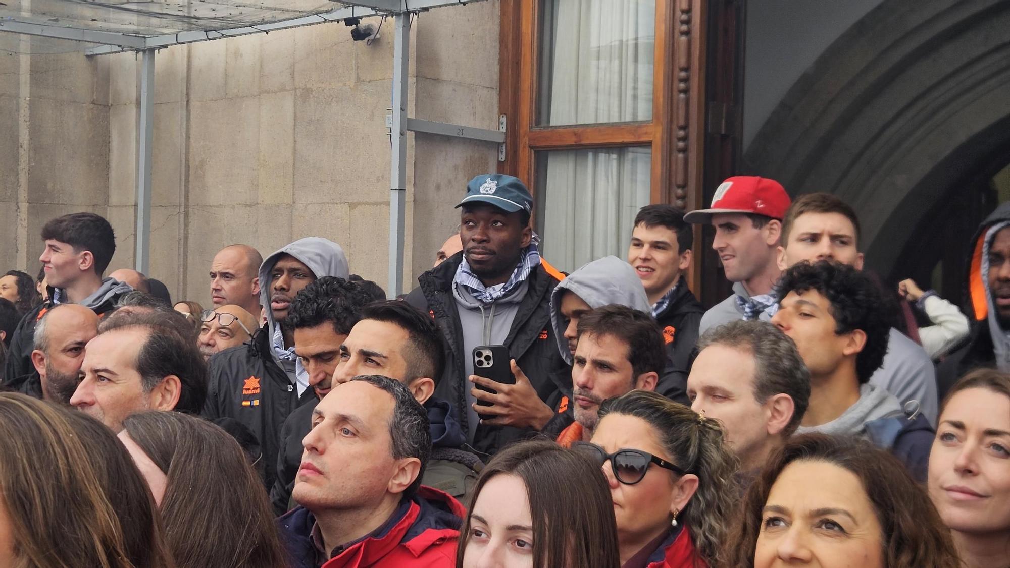 Desde la última fila también se puede ver el disparo... si juegas al baloncesto
