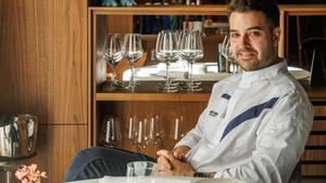 El cocinero Ricardo Temiño posa en su restaurante homónimo, en Burgos, con el que ha logrado una estrella Michelin en la guía de 2025.