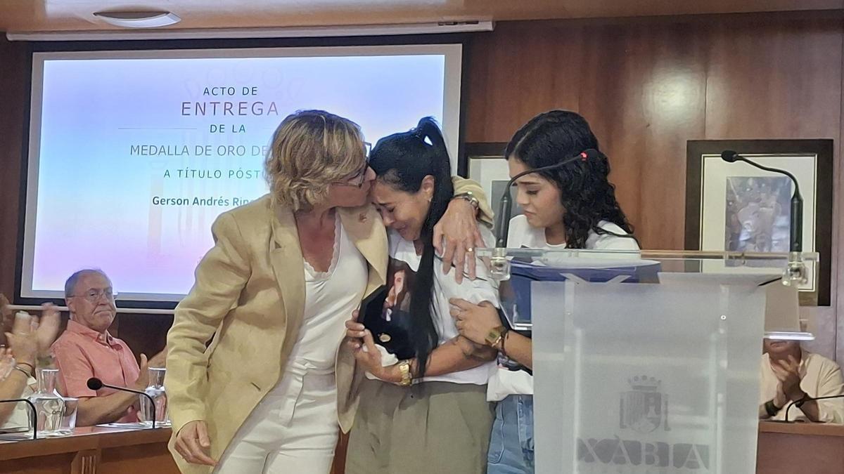La alcaldesa de Xàbia abraza y consuela a la viuda y la hija de Gerson, el vecino que murió para salvar vidas en un incendio