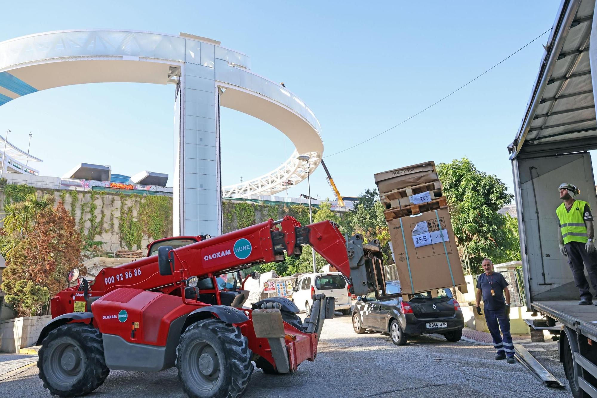 El anillo del ascensor HALO finaliza su izado y "aluniza" en la plaza de Vialia
