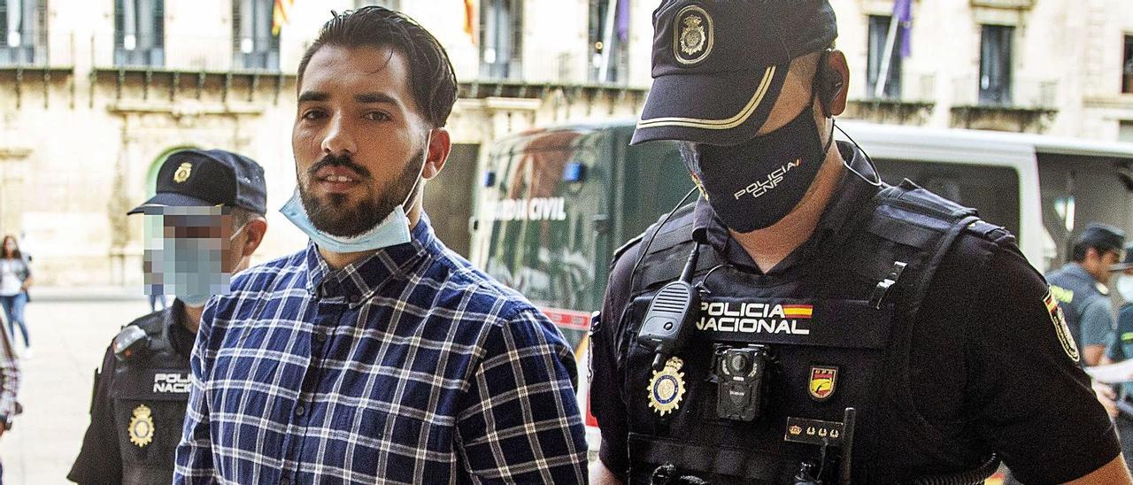 El acusado llega detenido a la Audiencia Provincial en la primera jornada del juicio por el asesinato. | ALEX DOMÍNGUEZ