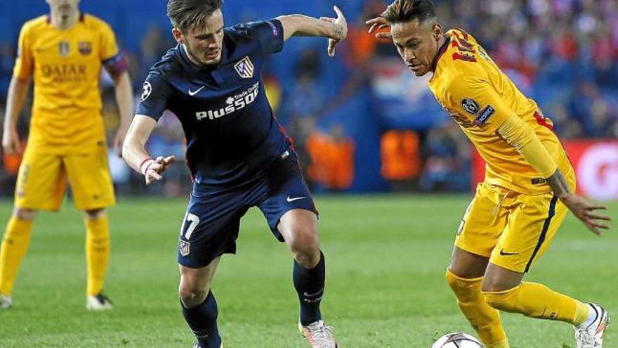 Neymar, intentant escapar-se de Saúl, va tornar a fer un partit molt discret, ahir al Vicente Calderón