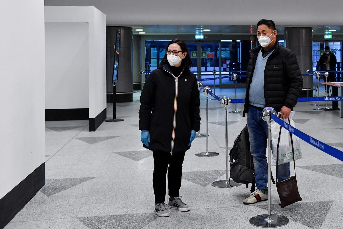 Controles para pasajeros procedentes de China en el aeropuerto de Malpensa, en Milán.