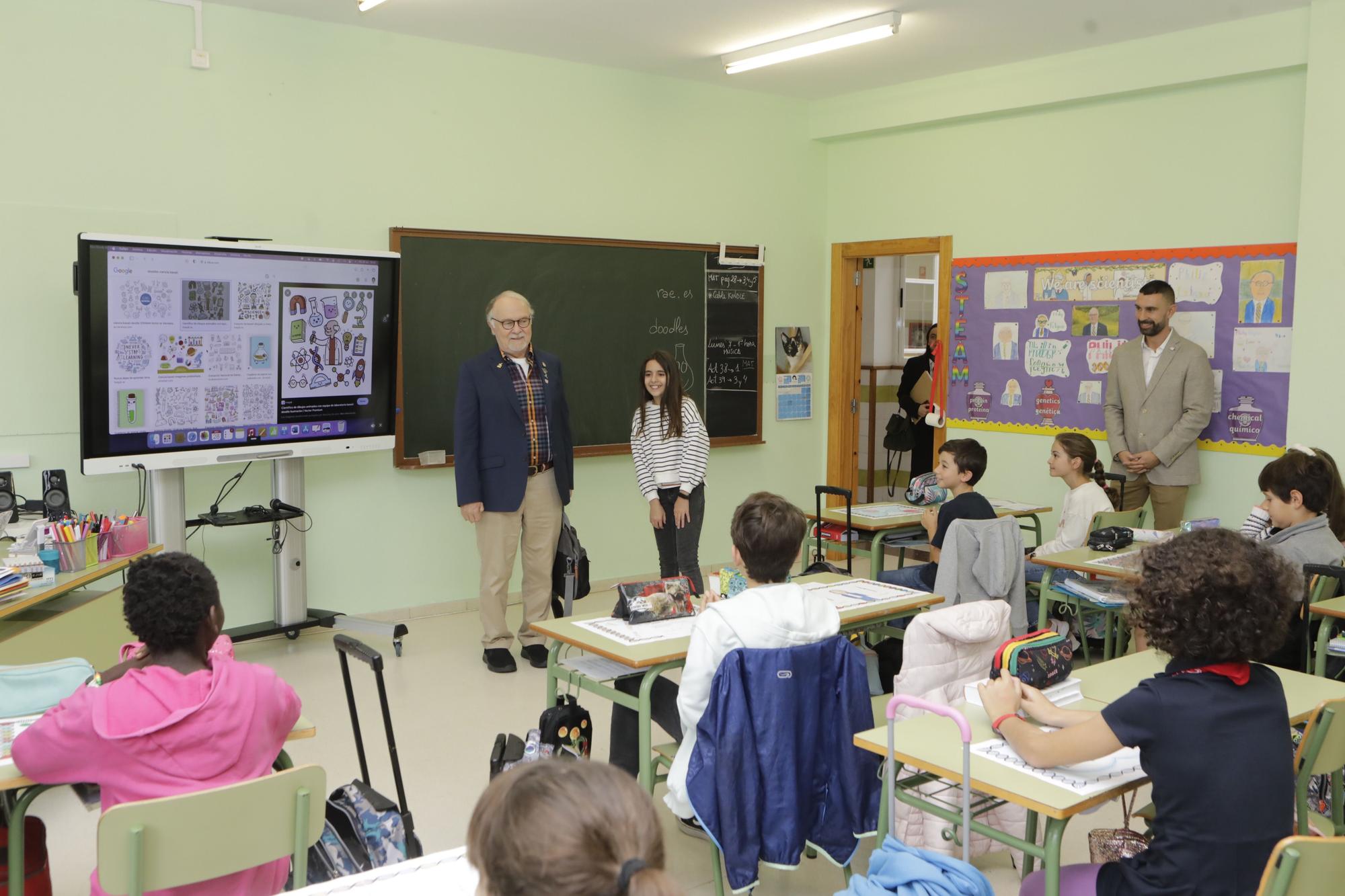 EN IMÁGENES: Philip Felgner, uno de los padres de la vacuna contra el covid, vuelve a Asturias y visita el colegio Clarin en Gijón