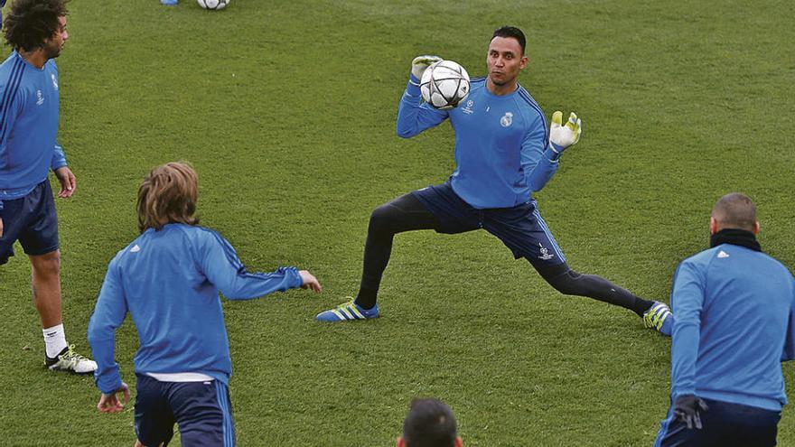 Cristiano Ronaldo controla el balón con el pecho.