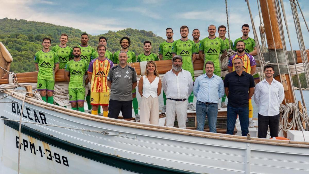 El Palma Futsal se fotografía en La Balear, símbolo del patrimonio marítimo de Mallorca