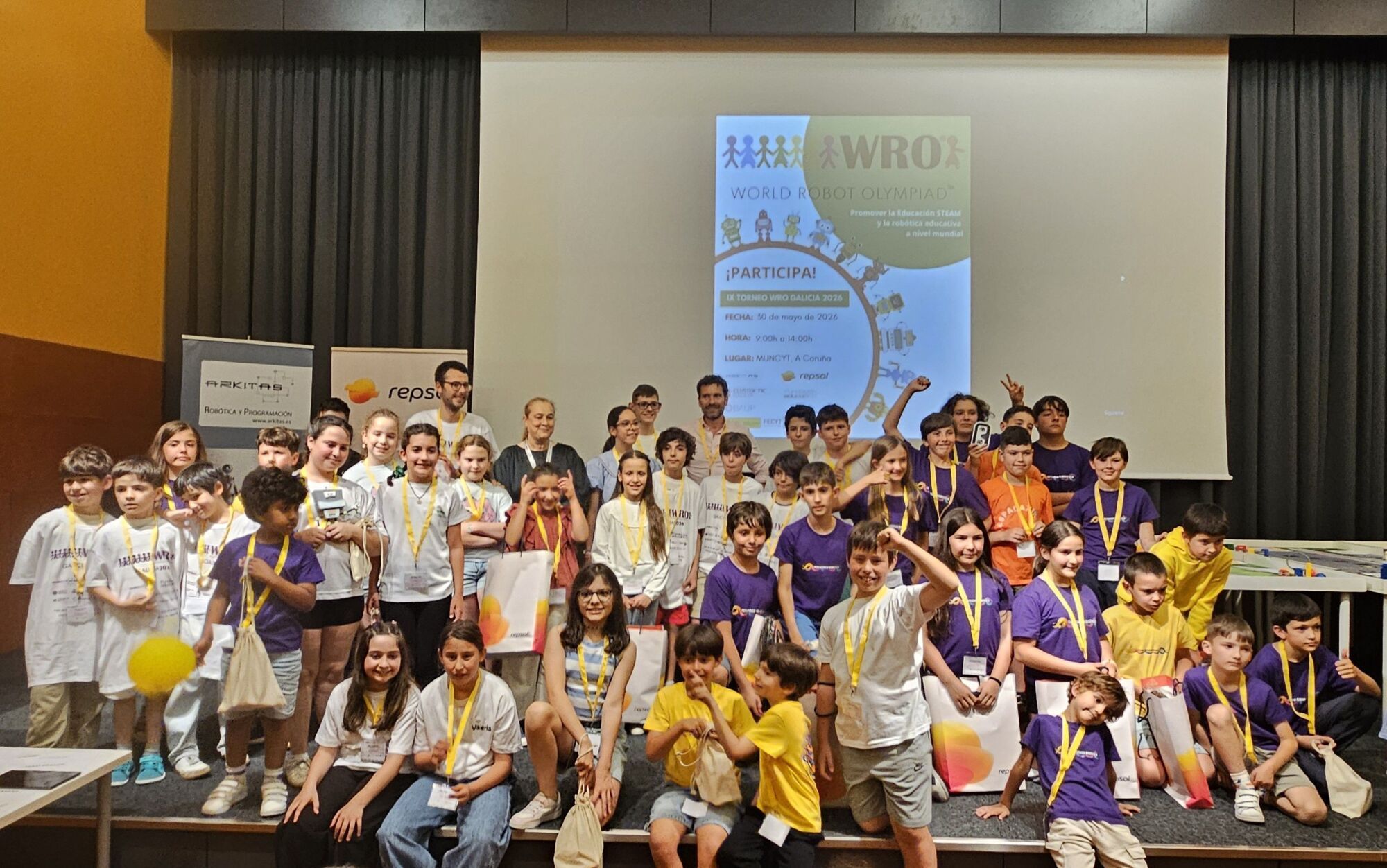 Participantes en la competición de robótica WRO.