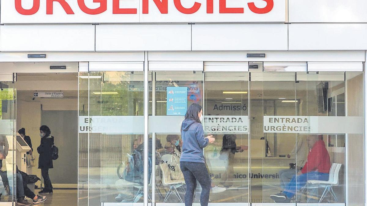 Imagen de la puerta de acceso de Urgencias del Hospital Clínico de València.