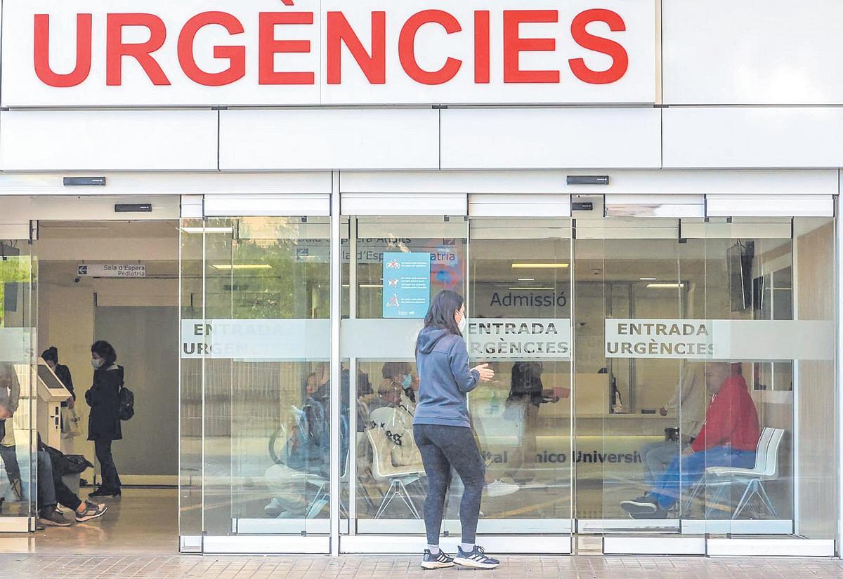 Imagen de la puerta de acceso de Urgencias del Hospital Clínico de València.