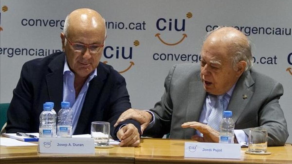 El líder de Unió, Josep Antoni Duran Lleida (izquierda), junto al 'expresident' Jordi Pujol, el pasado día 17, en Barcelona. DANNY CAMINAL