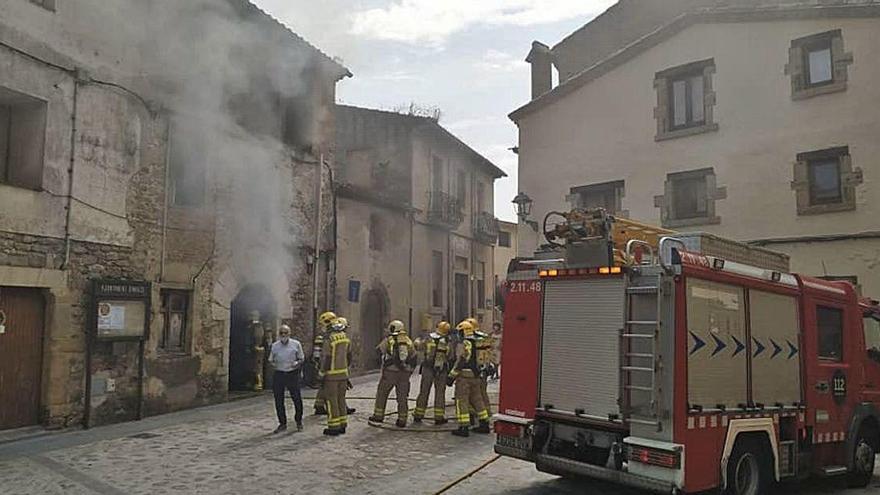 Un total de sis dotacions dels Bombers van treballar en l&#039;incendi.