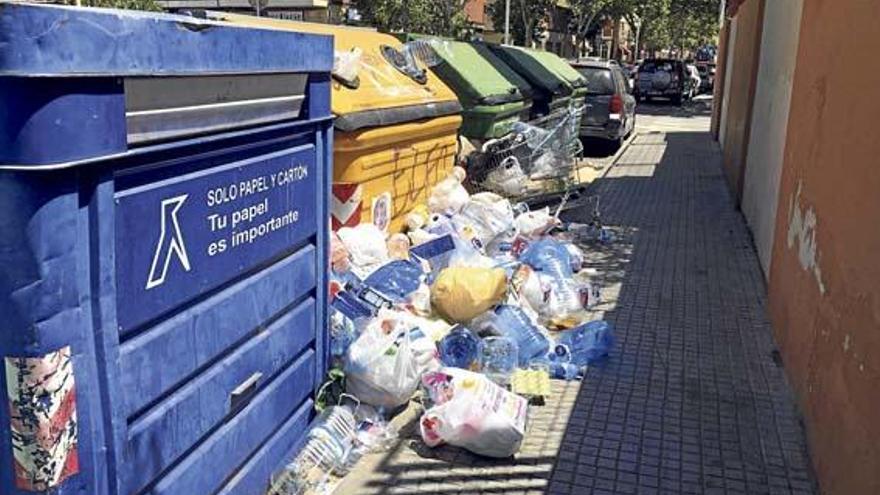 Müllberge im Viertel Rafal Nou.