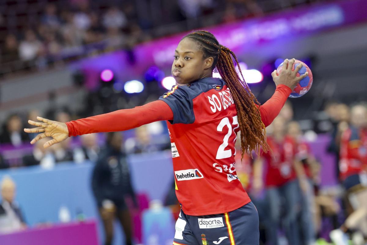 Dortmund (Alemania), 12/02/2025.- La española Danila Patricia So Delgado-Pinto en acción durante el partido del Campeonato Mundial de Balonmano Femenino IHF 2025 entre España y Serbia en Dortmund, Alemania, 02 de diciembre de 2025. (Balonmano, Alemania, España) EFE/EPA/CHRISTOPHER NEUNDORF