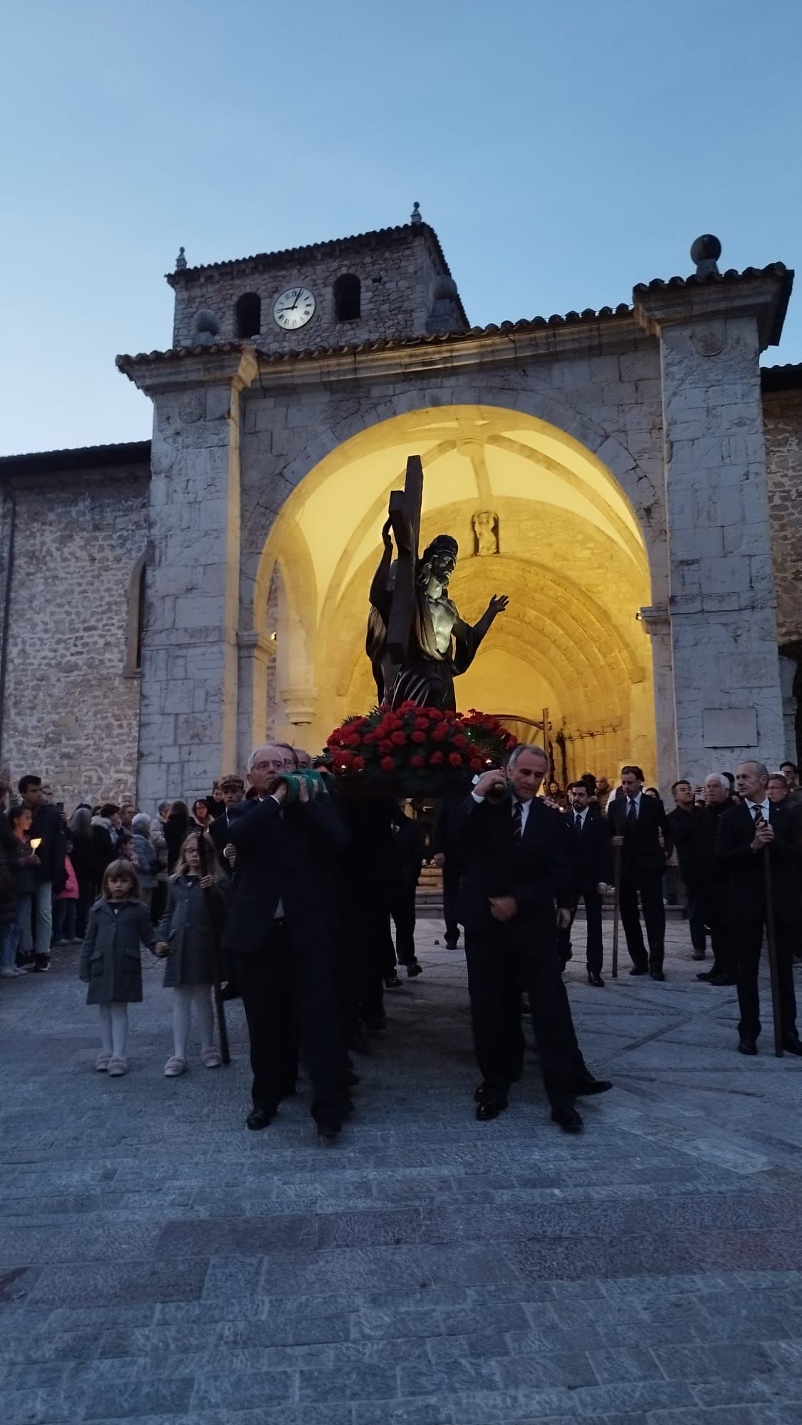 El Cirineo, La Magdalena y La Dolorosa procesionan por las calles de Llanes durante el Vía Crucis del Miércoles Santo