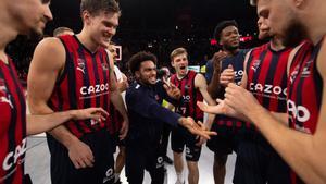 Los jugadores del Baskonia, con el lesionado Howard en el centro, celebran el triunfo liguero ante el Joventut